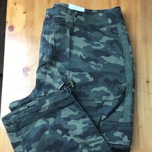 Camouflage Utility Cargo Capris Women’s Size 14